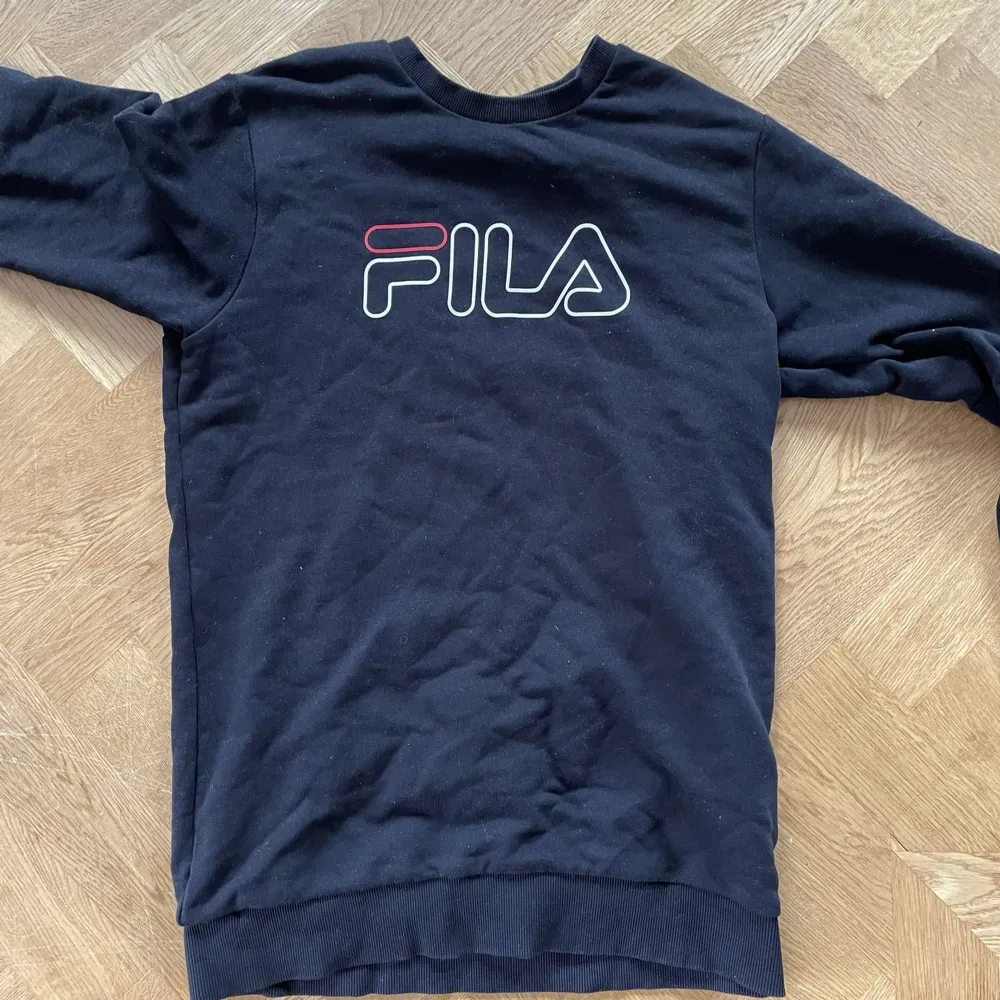 Fila sweatshirt med tryck på framsidan. Det är en skön och snygg tröja, som är i bra skick. Skick: 8/10 . Tröjor & Koftor.