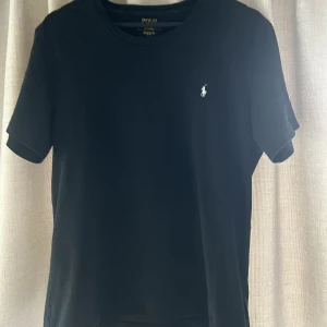 Polo Ralph Lauren t-Shirt  - Säljer nu min polo Ralph Lauren t-Shirt pga utav att den är för stor för mig. Inget fel på tröjan. Köparen står för frakten 