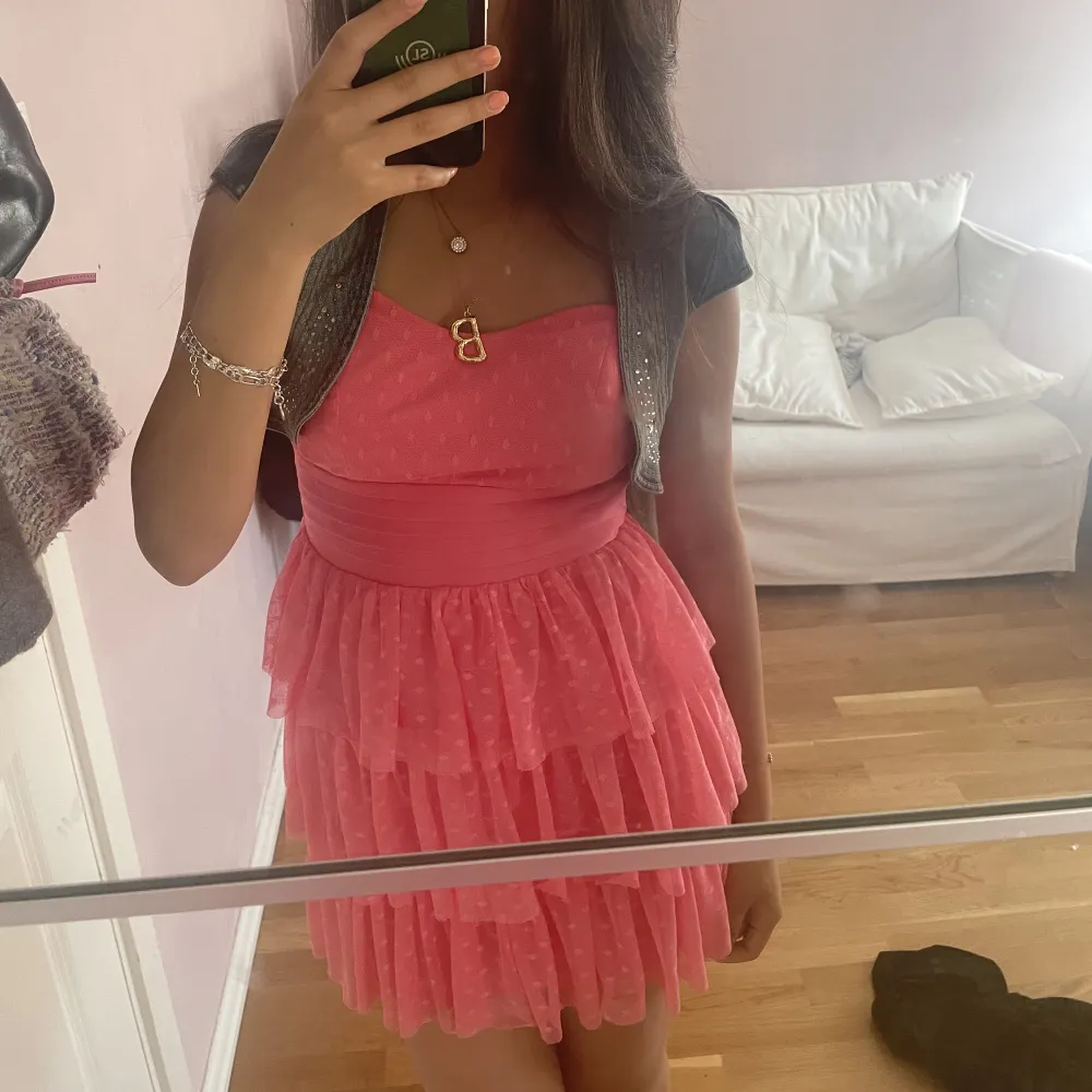 Super gullig rosa klänning perfekt till sommarn. Säljer även boleron i bilden Strl 36. Frakt ingår ej/kan mötas upp i sthlm. Klänningar.