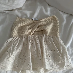 Spets/stickad topp - Skickad/spetstopp från zara! Använd ett fåtal gånger🌸💕