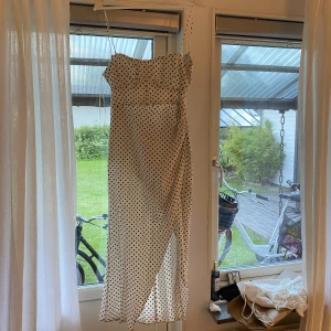 Prickig klänning - Säljer denna Zara klänningen, har aldrig använt, i strl M❤️❤️