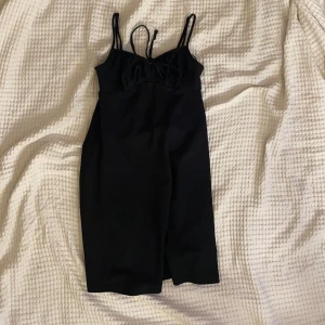 svart klänning - Säljer söt Ginatricot klänning, lite ”puffiga vid brösten”. Chuster bara band❤️