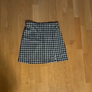 Tajt kjol med slit - Tajt kjol i skönt och stretchigt material. Den är i fint skick och använd 2-3 gånger