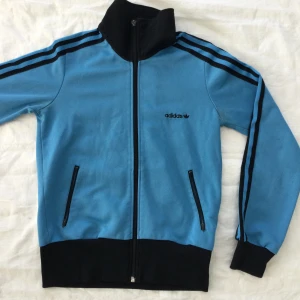 Adidas - Adidas kofta i storlek 38, vintage skick