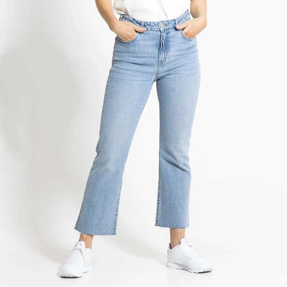 Blåa jeans från Lager 157 i modellen Kick, använda ganska mycket men inget som syns❤️Säljer pga att jag inte använder dem längre, säljer även ett par likadana i svart. High waist och croppade storlek XXS 15 kr💖💖. Jeans & Byxor.