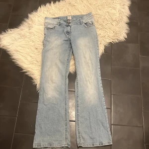 Ljusblå lågmidjade jeans  - As snygga lågmidjade jeans😍😍 Innebenslängden- 73 cm Måttet rakt över midjan- 37 cm