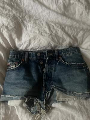 Mellanblå shorts från zara, supersnygg modell men för små för mig, strlk 32💞