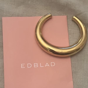 Edblad Bangle - Ett bangle armband från edblad i modellen boyd. Säljer då den inte används tyvärr, hittar inte den längre på edblad hemsida men den är i färgen guld. Har endast testat den:)