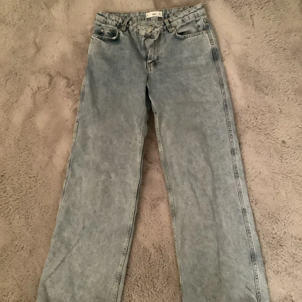 Blåa lågmidjade jeans från monki i strl 38💕 110+ frakt. Jeans & Byxor.