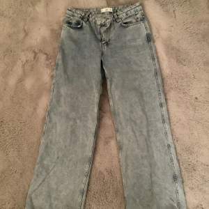 Blåa lågmidjade jeans från monki i strl 38💕 110+ frakt