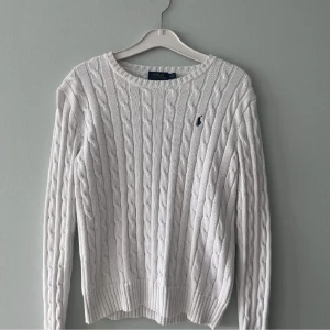 Ralph lauren tröja - Säljer min Ralph lauren tröja då den inte passar mig. Är använd fåtal gånger och är Påväg perfekt nu till sommaren och våren. Nypris ca 1200 mitt pris 300 pris kan diskuteras. Tveka inte att höra av dig. 
