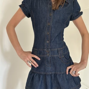 Denimklänning  - Supercool denimklänning med volangkjol❤️‍🔥