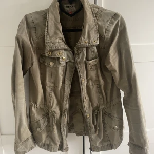 Militärgrön jacka - Militärgrön vårjacka från ONLY säljes💚