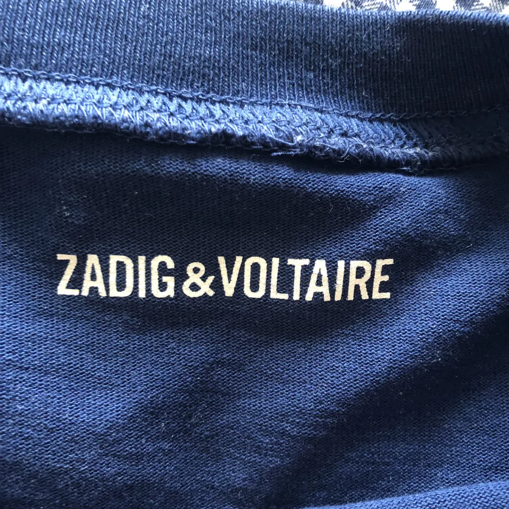 Säljer min jätte fina Zadig  t-shirt då den inte kommer till användning längre, är i bra skick men med några fåtal pärlor som är borta. Bara använda några gånger💕.  Är slutsåld nästan överallt, är i s men passar perfekt på mig som i vanliga fall har xs💕💕. T-shirts.