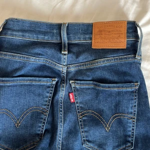 Levis jeans - Nyskick, använt ett fåtal gånger. 