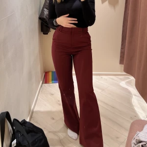 Kostymbyxor  - Köpte ett par röda kostymbyxor från ginatricot. De är aldrig använda och är i nyskick. 