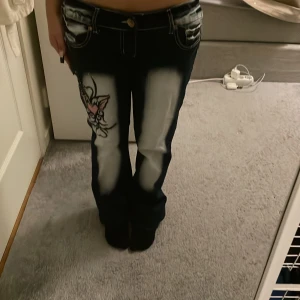 crazy age jeans - jätte snygga crazy age jeans i storlek 42 har syt om den i midjan så att den passar mig  och har vikt in dom lite vid foten för att dom va långa p mig jag e 148 cm och det går att pruta ner❤️
