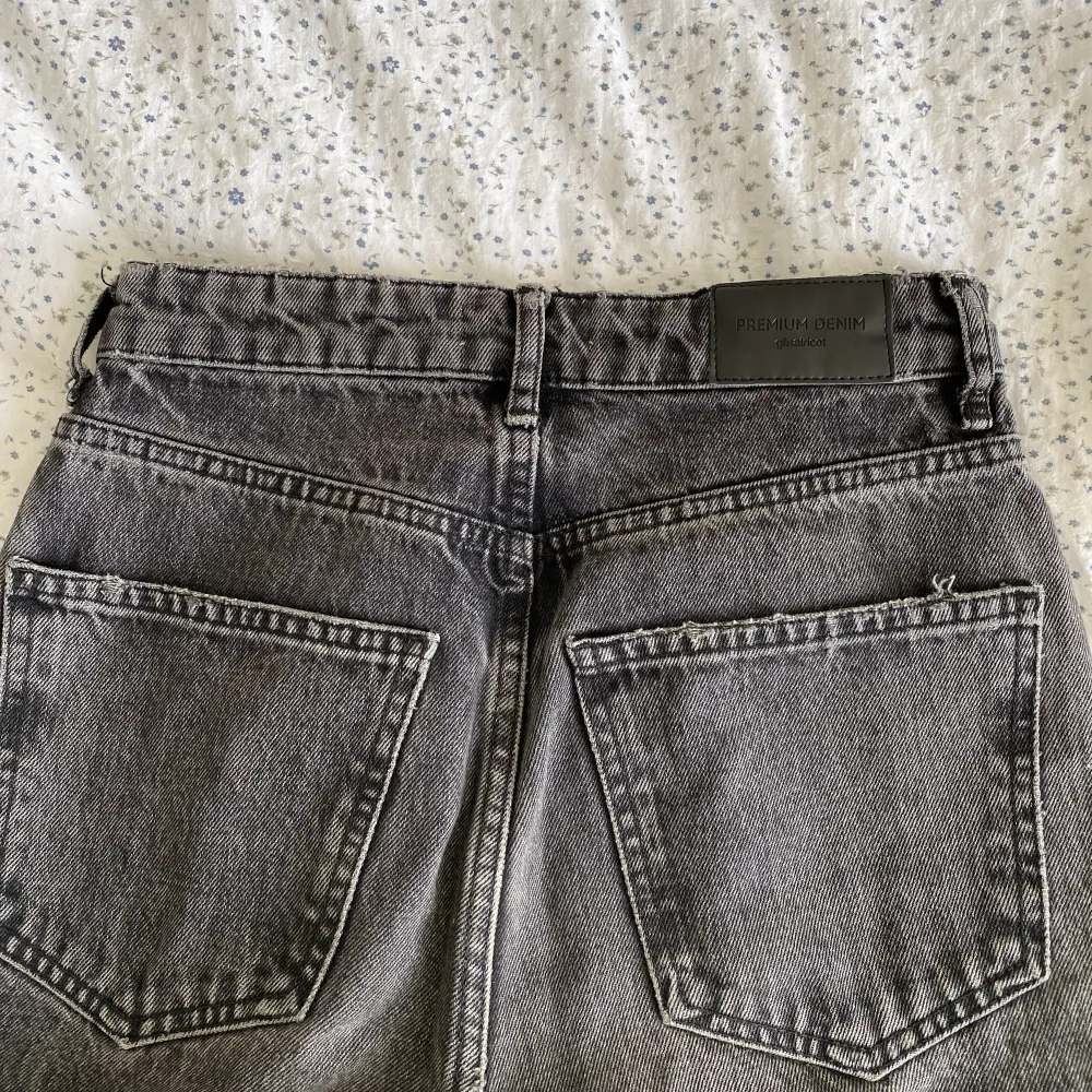 Svarta/gråa wide jeans med hög midja från gina!💕 Använda fåtal gånger!. Jeans & Byxor.