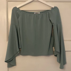 Off shoulder tröja  - Grön ish off shoulder tröja från Gina tricot. Skön stretchig sitter ganska tajt på kroppen förutom ärmarna som hänger mer löst. Den är aldrig använd och är i bra skick! 