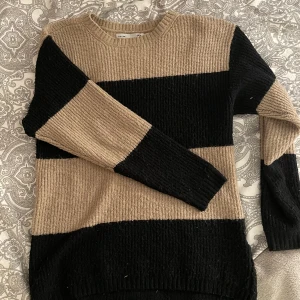 Randig stickad tröja - Fin randig beige tröja. Är från lager 157 storlek 140. Den är för liten för mig. Skriv vid mer info eller intresse!! 💓