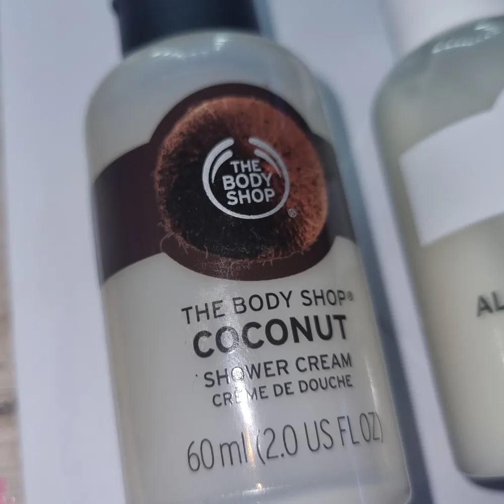 1 shower cream från the body shop i doften coconut den är lite mer än halvfull/används 1gång! Säljer för 30kr. Övrigt.