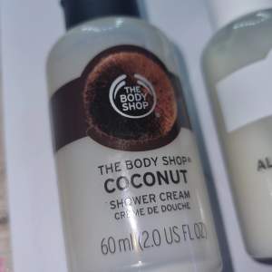 1 shower cream från the body shop i doften coconut den är lite mer än halvfull/används 1gång! Säljer för 30kr