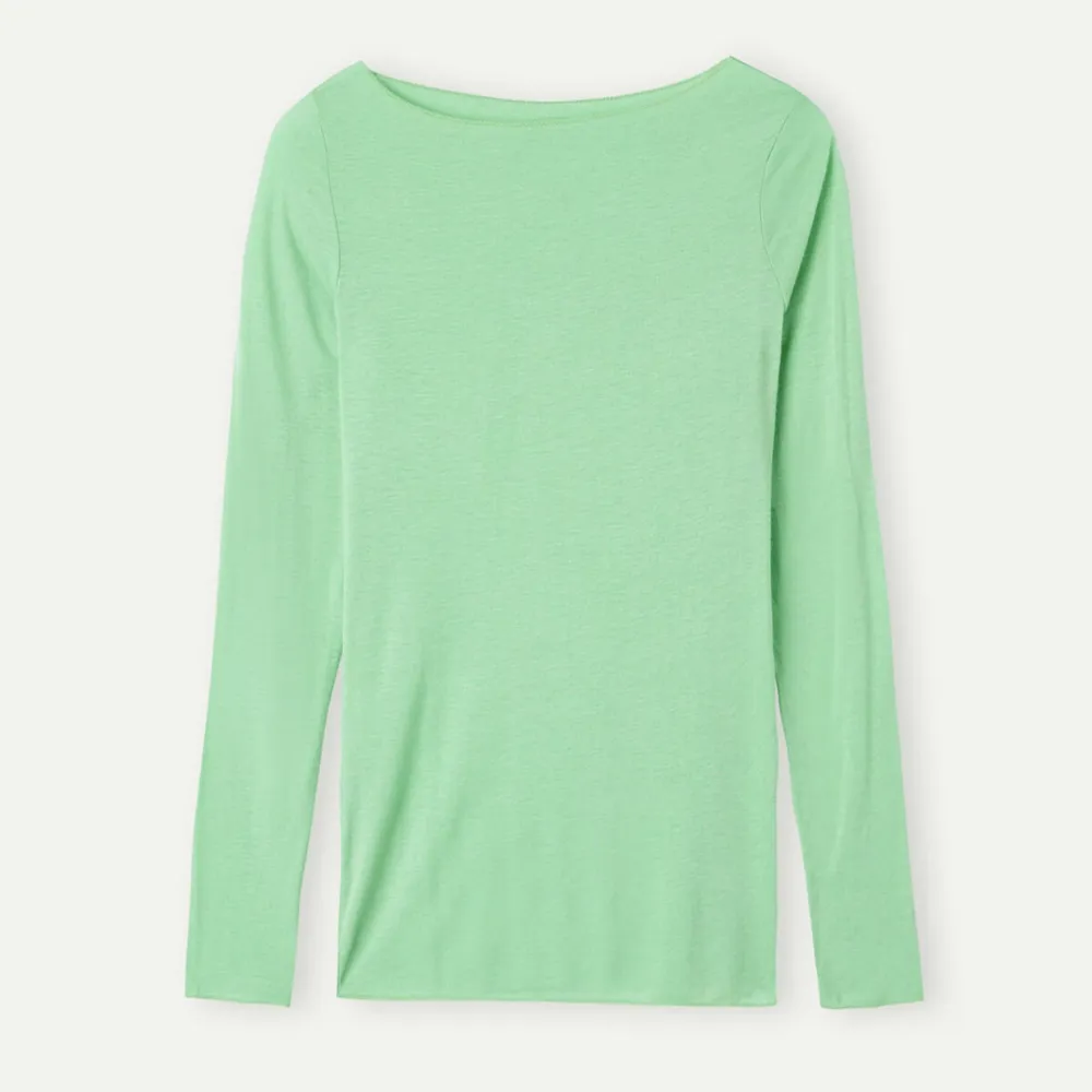 säljer den populära och supersköna tröjan från intimissimi i grönt som inte säljs längre 🫶i nyskick och sparsamt använd. nypris 450 kr. kommer tyvärr inte till användning. pris kan diskuteras. säljer även en likadan i rött. Toppar.