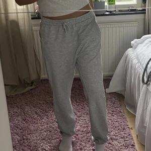Gråa mjukisbyxor  - Supersköna mjukisbyxor, litet hål på ena knät