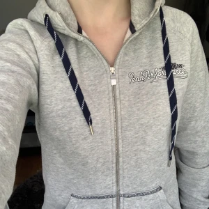 Peak Performance tröja - Säljer min luvtröja från Peak Performance! Använd några gånger men fortfarande i mycket gott skick 