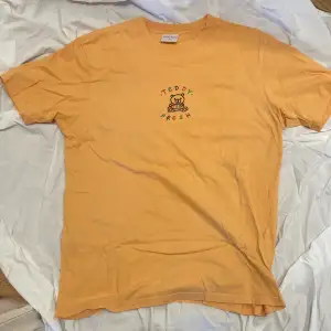Teddy Fresh tröja i gott skick och använd 1-2 gånger. Köpt 2019 Storlek L. I orange färg