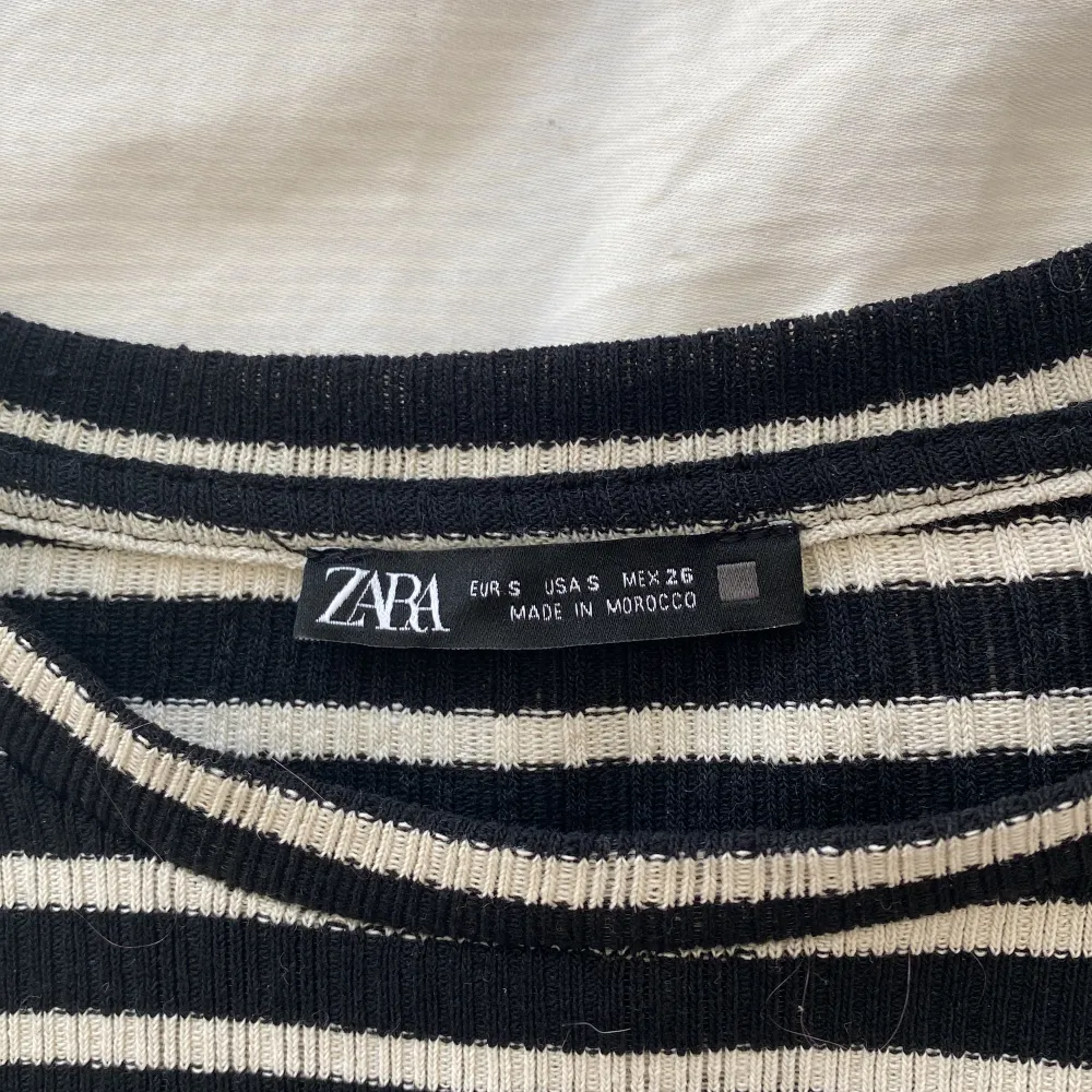 Säljer denna fina långärmade tröjan med volanger från zara. Knappt använd och bra skick. Säljer då den inte kommer till användning. . Toppar.