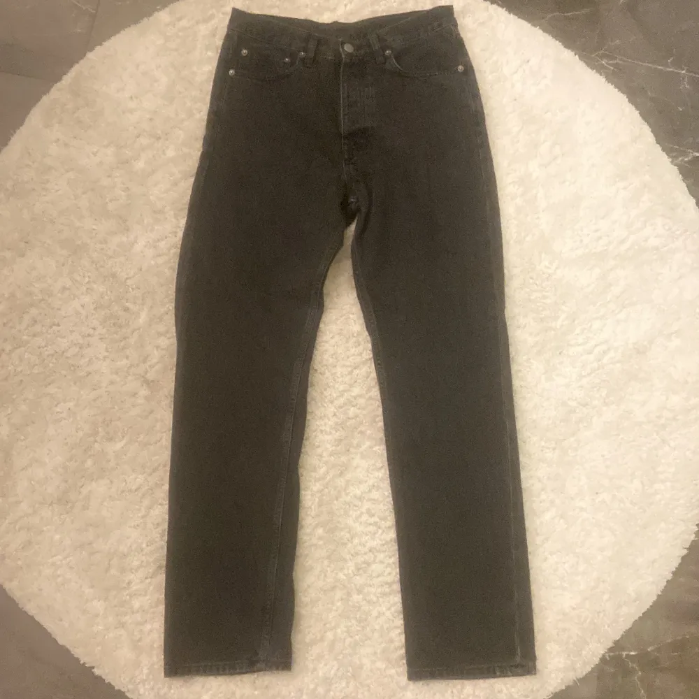 Säljer ett par svart starightleg jeans från DRDENIM i storlek W29/L32. Jeans & Byxor.