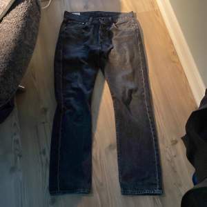 Ett par Levis jeans storlek 31/32 Mycket bra skick/ enbart lite slitet vid vänster benöppning.