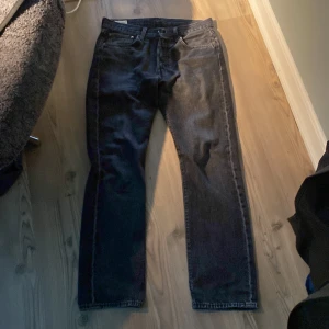 Levis 501 svarta gråa - Ett par Levis jeans storlek 31/32 Mycket bra skick/ enbart lite slitet vid vänster benöppning.