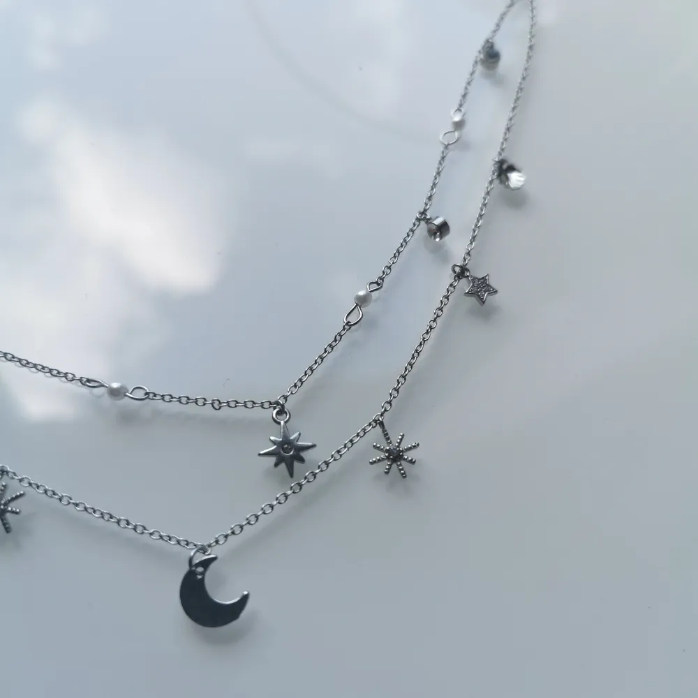 Halsband med måne, stjärnor och stenarnfrpn NAKD  Superfint och typ oanvänt 40 kr . Accessoarer.