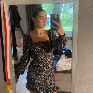 Klänning - En jättesöt svart klänning med vita blommor på 7 storlek S från Shein. Använt ca 2-3 gånger. Köpare står för frakt!