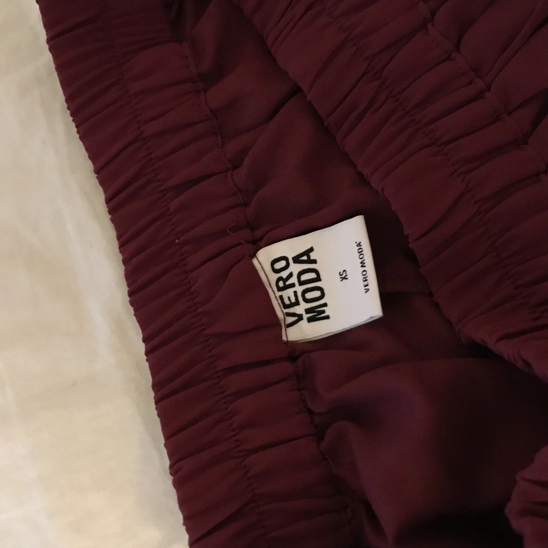 Vinröd kjol från Vero Moda - 90