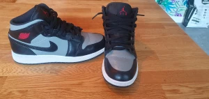 Jordan Shadow red - Nästan nyskick :) nypris ca 2500 kr