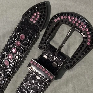 Y2k bälten  - De är helt nya alla tre storlek 90 anledningen till att jag säljer de är det för att jag inte passar i de, jag säljer alla tsm och det gå inte att köpa bara en eller två alla kommer i samma köp och de kostar 250 st