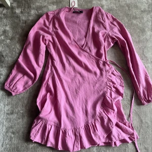 klänning - super söt klänning från bikbok som endast är provad. lappen sitter kvar och är helt ny! köpt för 499kr och säljer för 400kr.