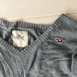 Hollister tröja - Tunn vintage hollister tröja🌹 Knappt använd och inga synliga skador.  Säljer eftersom den inte är min stil🌱