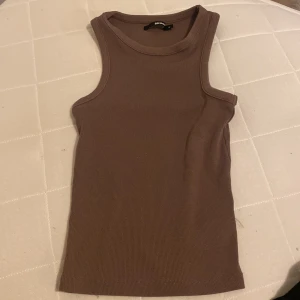 Brun topp frön bikbok  - Brun jätte fin topp från bikbok. Är i bra skick och knappt andvänd.