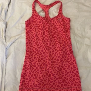 linne - Träningslinne i starka rosa färger. XS passar S. Köparen står för frakten.