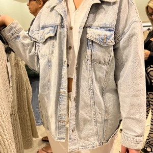 Jeansjacka  - Fin jeansjacka från NA-KD i storlek 38. Kommer inte till användning mer.