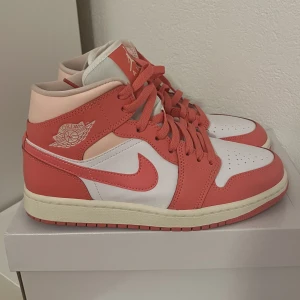Jordan 1 mid - Endast använda en gång, nyskick. Inte alls creasade. Kan tänka mig att sälja billigare vid snabb affär.