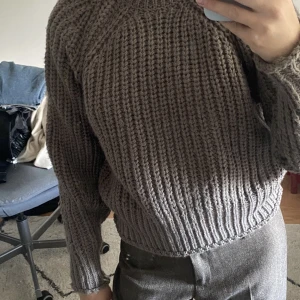 Stickad tröja - Stickad tröja med polokrage från H&M, storlek S. Aldrig använd, säljes för 90 kr eller bud