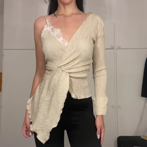 Asymmetrisk topp från Zara - Asymmetrisk topp från Zara som aldrig har använts. Toppen är i storlek S och är mycket fin med ett par kostymbyxor. 