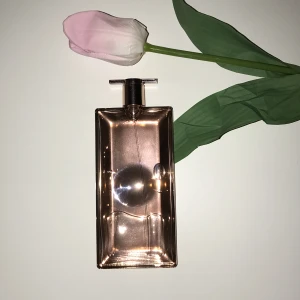 Lancome Idol intense parfym 🌸 - Säljer denna sommriga och härliga doften från lancome för 450kr, nypris 788kr, se tredje bilden för att se hur mycket finns kvar 🎀. Skulle säga ca 45ml. 🌸