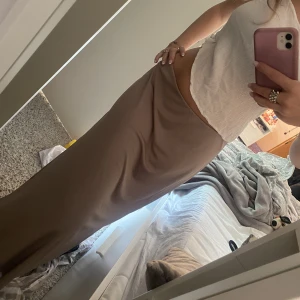 Långkjol - Säljer denna lågmidjade långkjol från lager 157. Storlek M💕