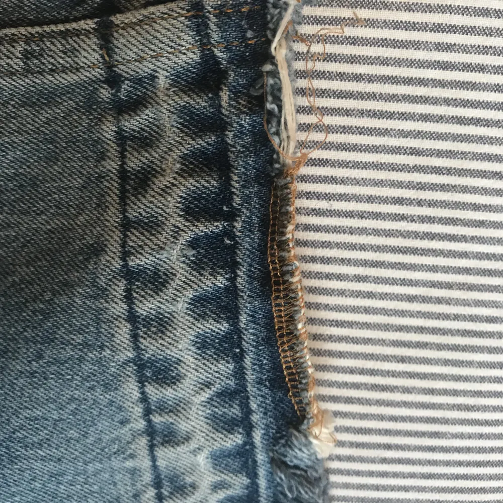 Använda ett fåtal gånger. Storleken är st. 26 = 160/164 cl = XS. En tråd har lossnat i nederkant ( se sista bilden). Jeansen är för övrigt som nya. Därför säljer jag jeansen för endast 40kr.. Jeans & Byxor.